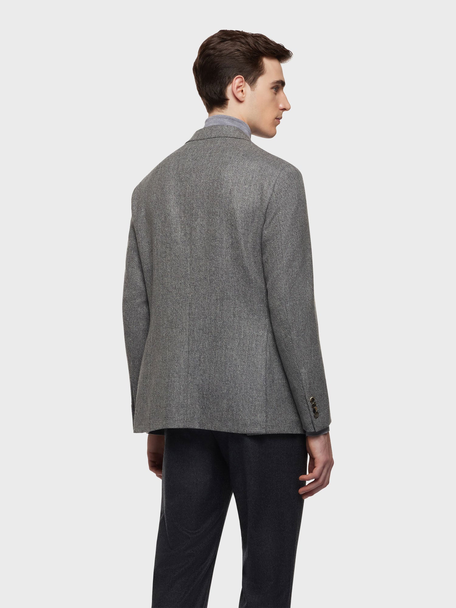 Caruso Menswear Abbigliamento Uomo Giacca aida in lana e cashmere a spina di pesce grigio chiaro indossato front