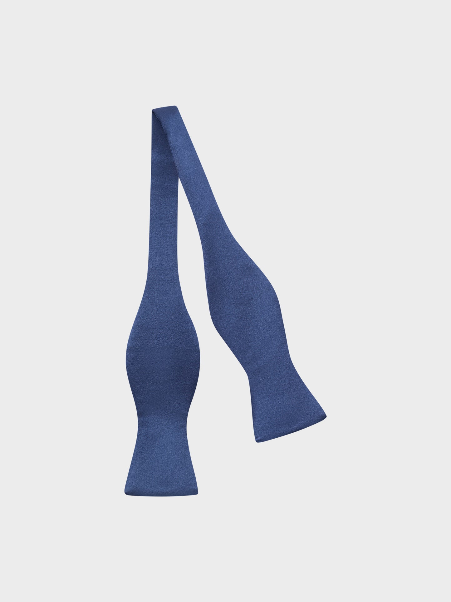 Caruso Menswear Abbigliamento Uomo Accessori Papillon da annodare in raso accoppiato di seta blu look 1