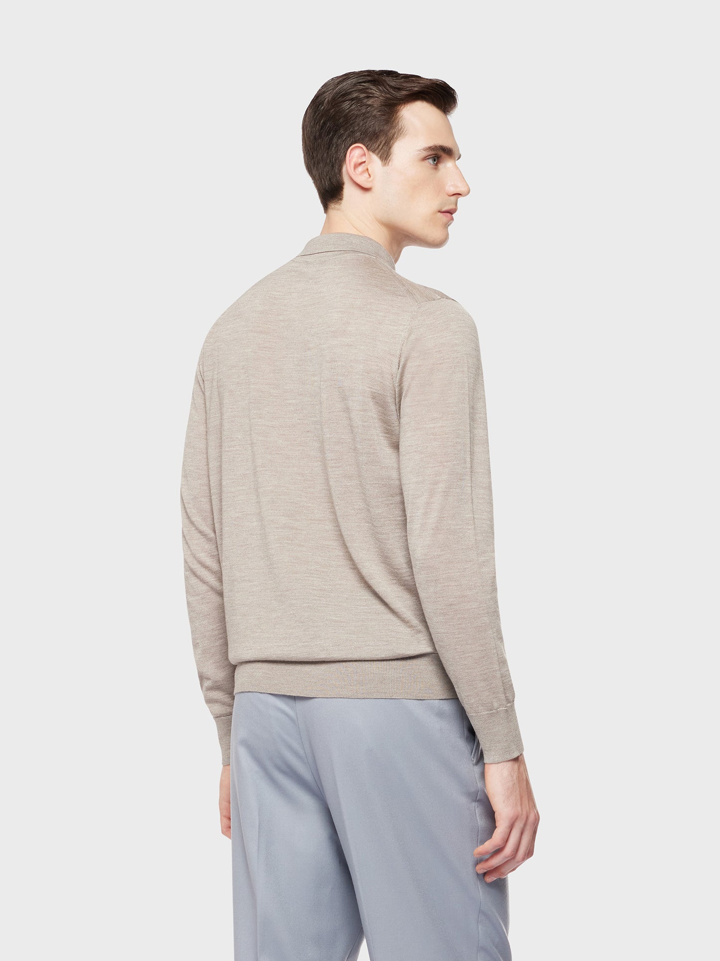 Caruso Menswear Abbigliamento Uomo Polo a maniche lunghe in lana, seta e cashmere beige indossato back
