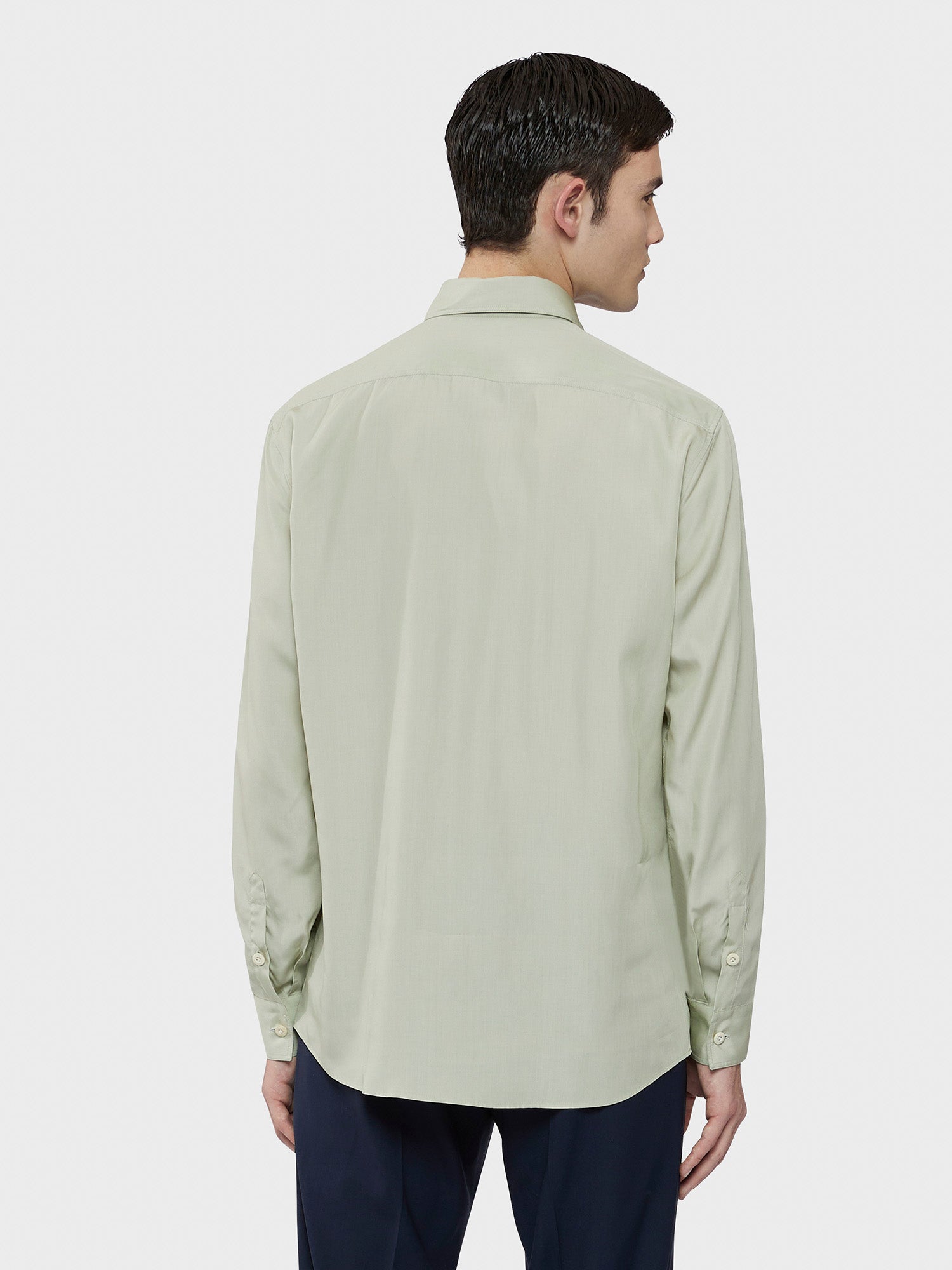 Caruso Menswear Abbigliamento Uomo Camicia in tencel colore verde salvia indossato back